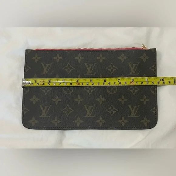 🌟NWOT🌟 Monogrammed Pouch/Wristlet - Picture 5 of 6